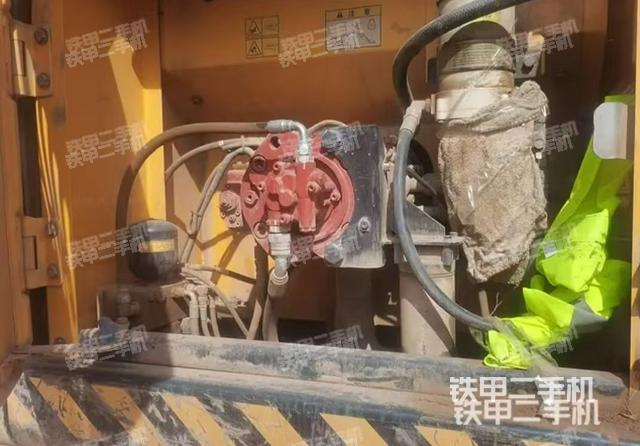 液壓泵艙室正面整體(整機外觀) 液壓泵艙室正面整體(整機外觀)