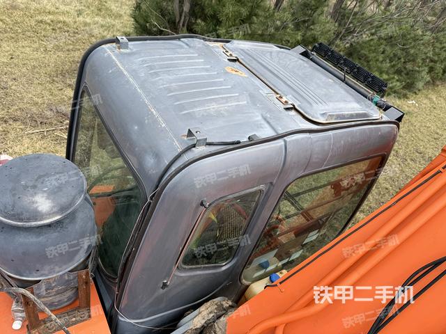 駕駛室頂部(整機(jī)外觀) 駕駛室頂部(整機(jī)外觀)