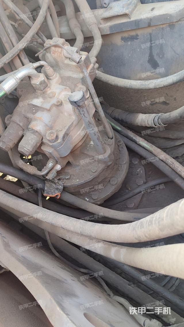 回转马达和主控阀（整机外观）