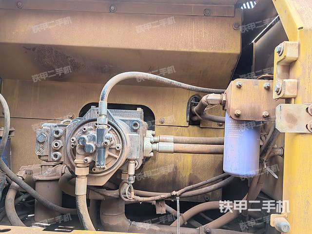 液壓泵艙室正面整體(整機外觀) 液壓泵艙室正面整體(整機外觀)
