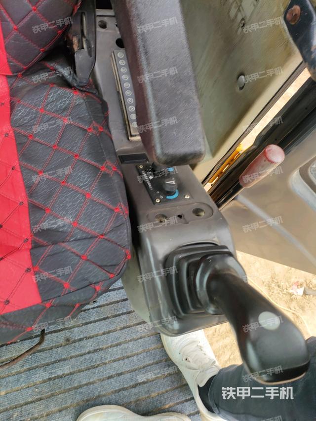 座椅右側(cè)控制臺(tái)/鑰匙門/油門/含右手柄（駕駛室部分）