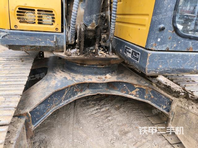 轉(zhuǎn)盤和下車架正前(工作和回轉(zhuǎn)裝置) 轉(zhuǎn)盤和下車架正前(工作和回轉(zhuǎn)裝置)