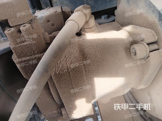 液压泵舱室正面整体（整机外观）