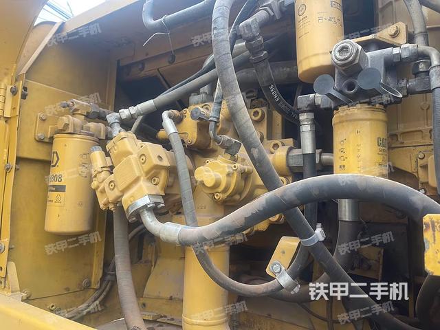 液壓泵艙室正面整體(整機外觀) 液壓泵艙室正面整體(整機外觀)