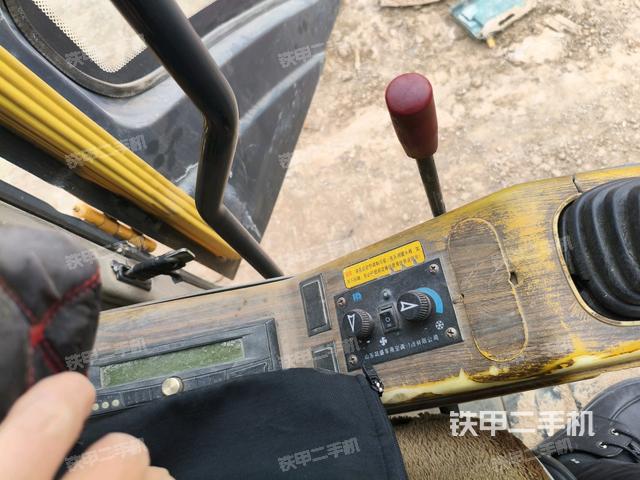 座椅右側(cè)控制臺(tái)/鑰匙門/油門/含右手柄（駕駛室部分）