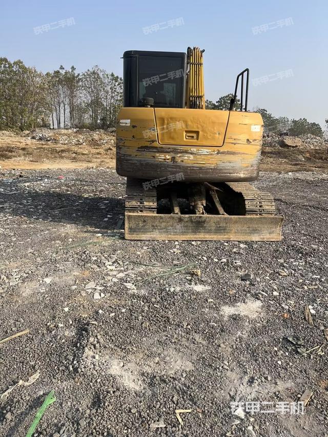 駕駛室頂部（整機外觀）