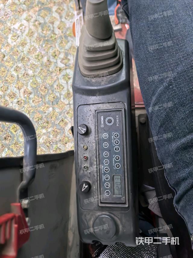 座椅左側(cè)控制臺/音響/含左手柄（駕駛室部分）