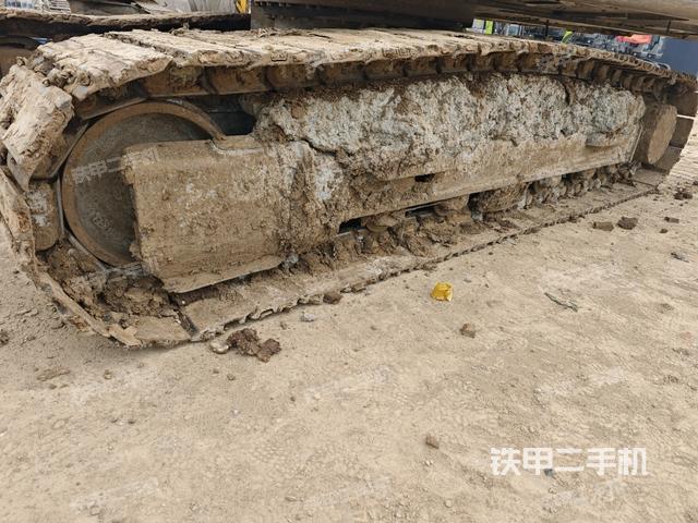 單側(cè)履帶整體(整機(jī)外觀) 單側(cè)履帶整體(整機(jī)外觀)