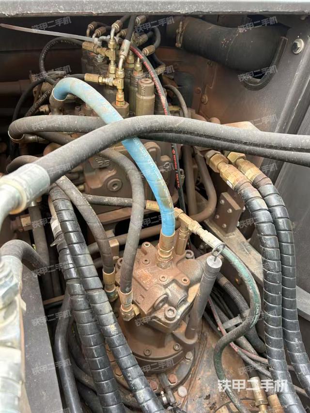 回转马达和主控阀（整机外观）