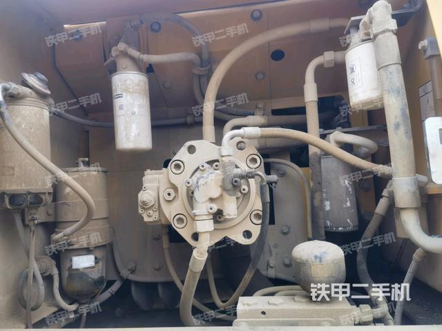 液壓泵艙室正面整體(整機外觀) 液壓泵艙室正面整體(整機外觀)