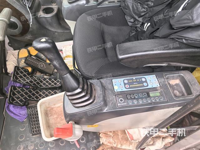 行走控制手柄和踏板?俯拍（駕駛室部分）