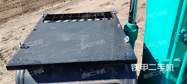 駕駛室頂部(整機(jī)外觀) 駕駛室頂部(整機(jī)外觀)