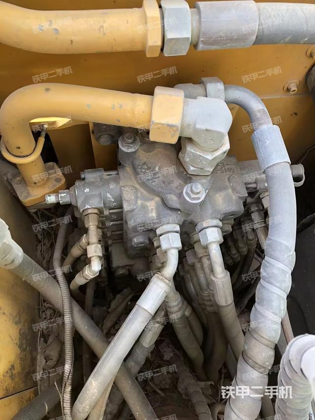 回轉(zhuǎn)馬達(dá)和主控閥（整機(jī)外觀）