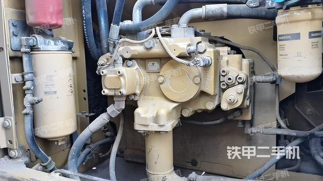 液壓泵艙室正面整體(整機(jī)外觀) 液壓泵艙室正面整體(整機(jī)外觀)