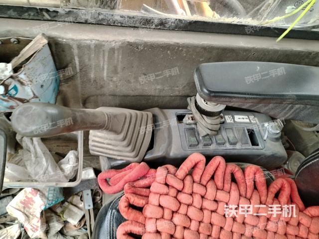 座椅右側(cè)控制臺(tái)/鑰匙門/油門/含右手柄(駕駛室部分) 座椅右側(cè)控制臺(tái)/鑰匙門/油門/含右手柄(駕駛室部分)