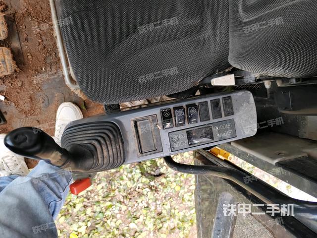 座椅左側(cè)控制臺/音響/含左手柄(駕駛室部分) 座椅左側(cè)控制臺/音響/含左手柄(駕駛室部分)