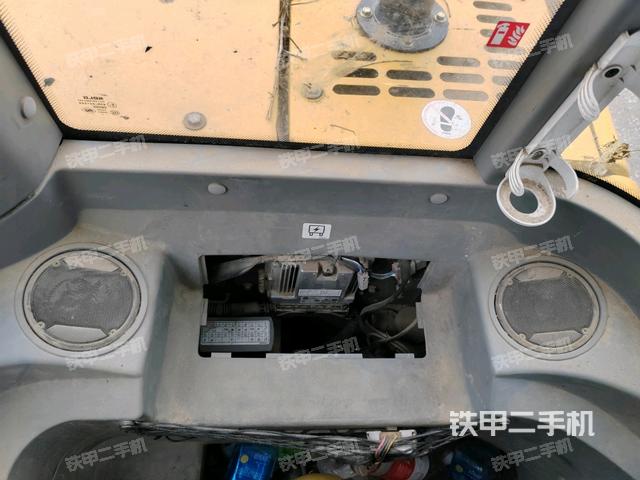 行走控制手柄和踏板?俯拍（駕駛室部分）