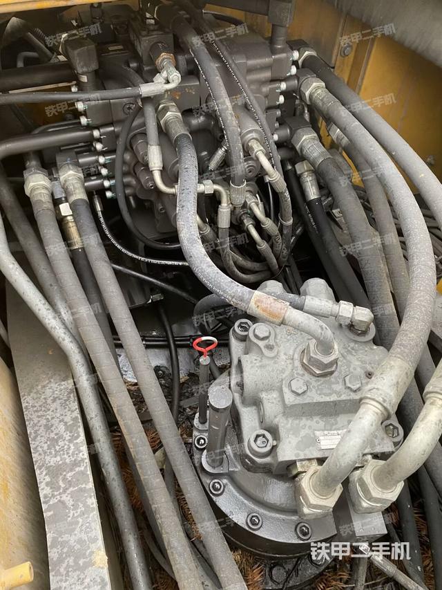 回轉(zhuǎn)馬達(dá)和主控閥（整機(jī)外觀）