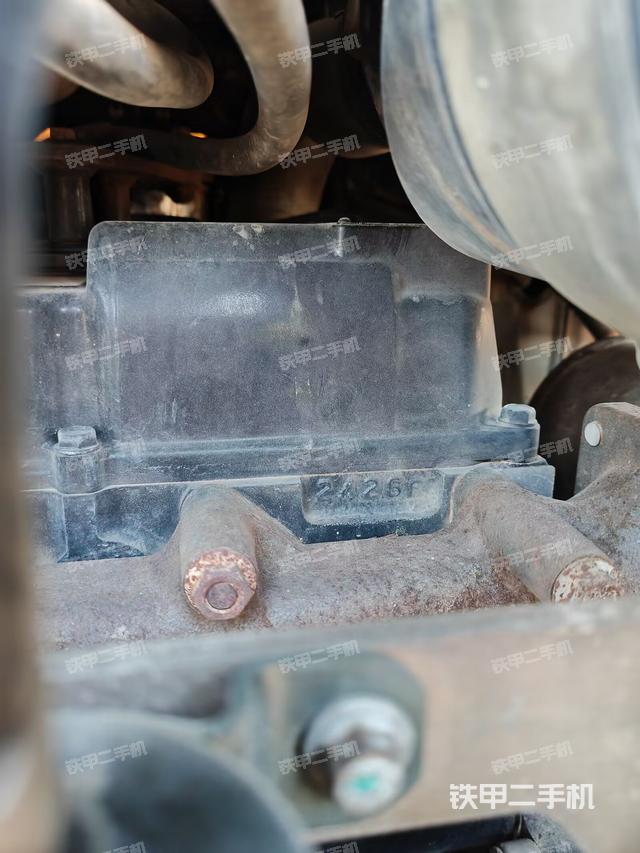 回轉(zhuǎn)馬達(dá)和主控閥（整機(jī)外觀）