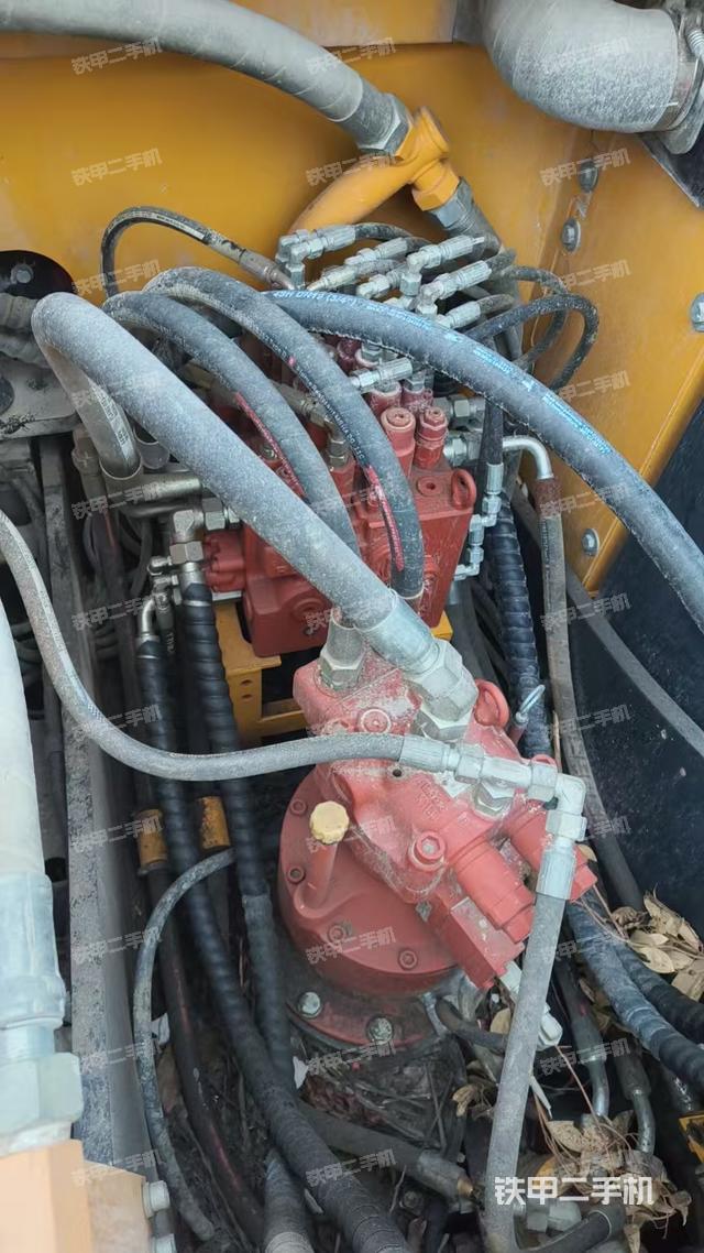 回转马达和主控阀（整机外观）