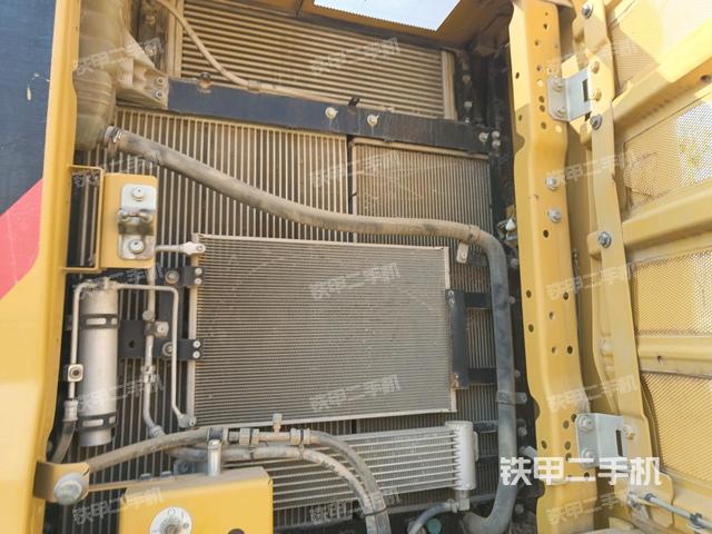 散熱器正面(大件艙室) 散熱器正面(大件艙室)