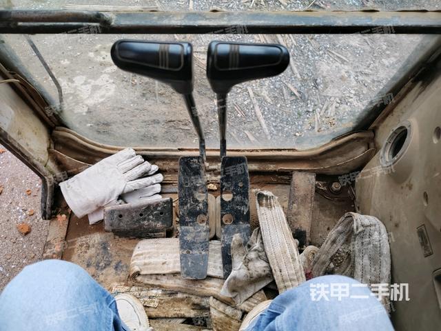 行走控制手柄和踏板?俯拍（駕駛室部分）