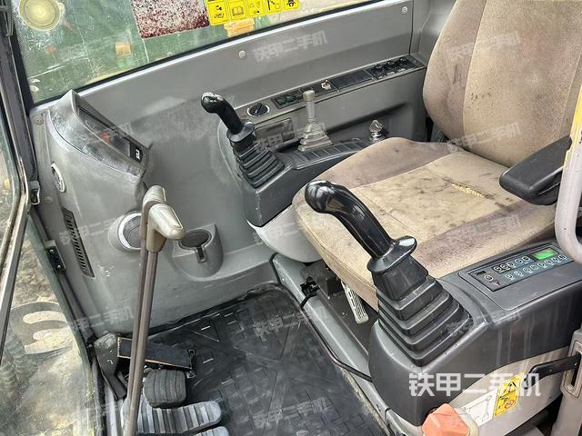 駕駛室整體(整機(jī)外觀) 駕駛室整體(整機(jī)外觀)