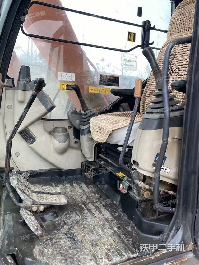 駕駛室整體(整機(jī)外觀) 駕駛室整體(整機(jī)外觀)