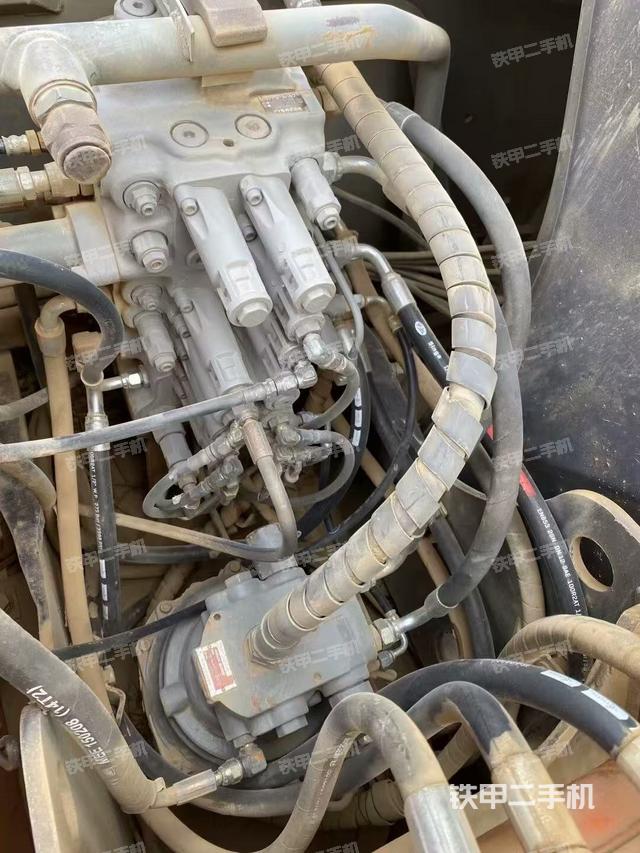 回轉(zhuǎn)馬達(dá)和主控閥(整機(jī)外觀) 回轉(zhuǎn)馬達(dá)和主控閥(整機(jī)外觀)