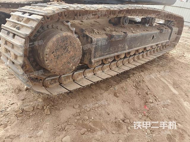 單側(cè)履帶整體(整機(jī)外觀) 單側(cè)履帶整體(整機(jī)外觀)