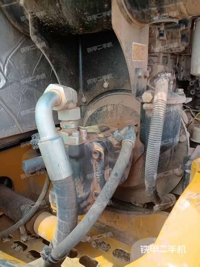 液壓泵艙室正面整體(整機外觀) 液壓泵艙室正面整體(整機外觀)