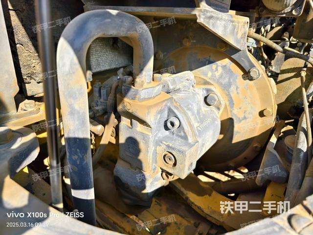 液壓泵艙室正面整體(整機外觀) 液壓泵艙室正面整體(整機外觀)