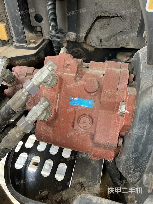 液壓泵艙室正面整體(整機外觀) 液壓泵艙室正面整體(整機外觀)
