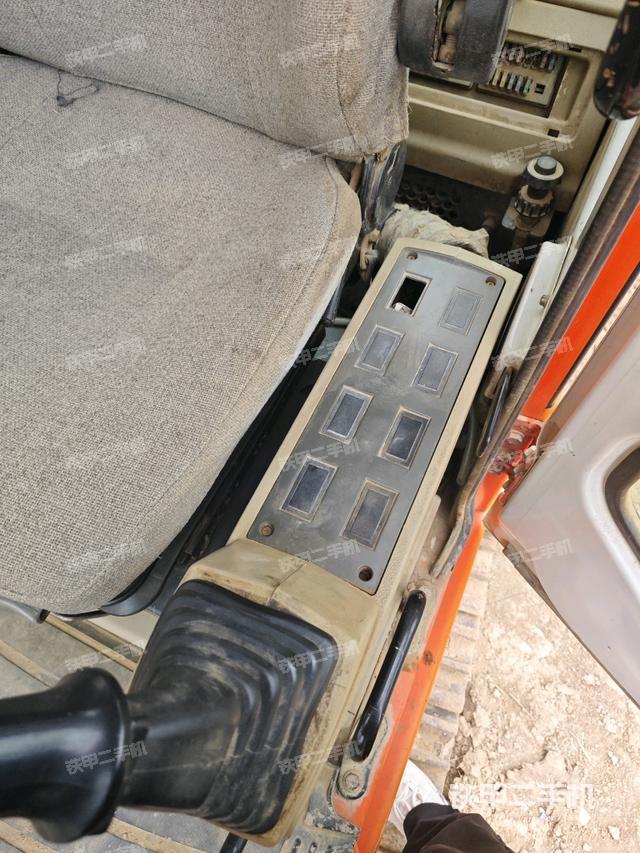 座椅左側(cè)控制臺(tái)/音響/含左手柄（駕駛室部分）