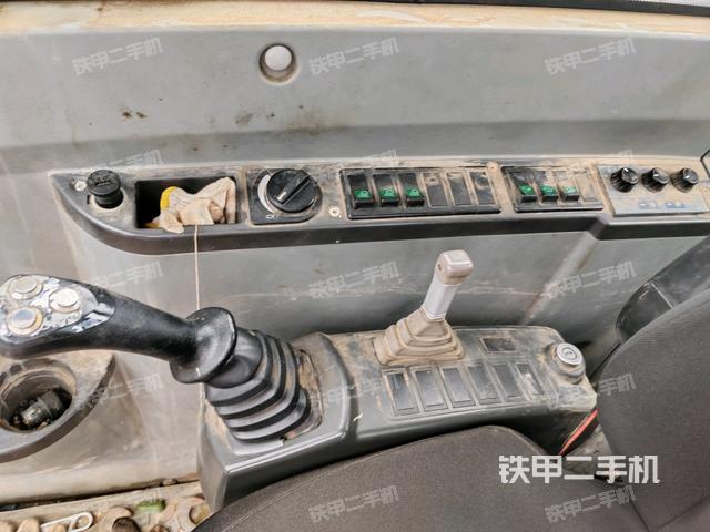 座椅右側(cè)控制臺/鑰匙門/油門/含右手柄（駕駛室部分）