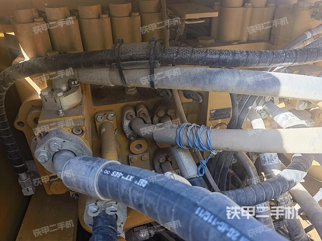 回轉(zhuǎn)馬達(dá)和主控閥（整機(jī)外觀）