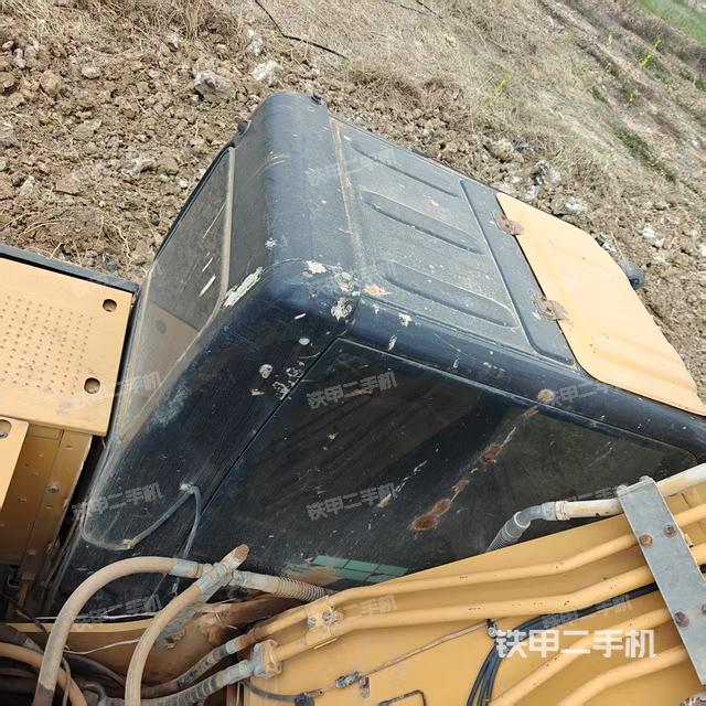 駕駛室頂部(整機(jī)外觀) 駕駛室頂部(整機(jī)外觀)