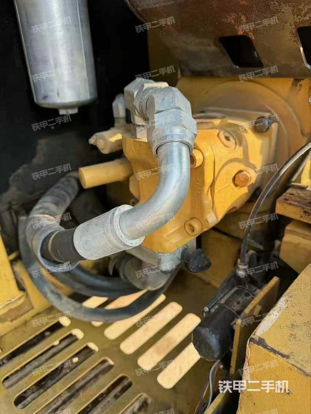 液壓泵艙室正面整體（整機外觀）