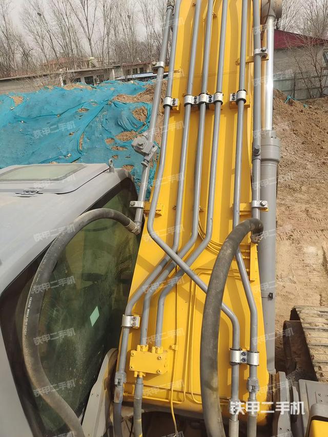 駕駛室頂部(整機(jī)外觀) 駕駛室頂部(整機(jī)外觀)