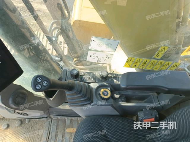 行走控制手柄和踏板?俯拍(駕駛室部分) 行走控制手柄和踏板?俯拍(駕駛室部分)