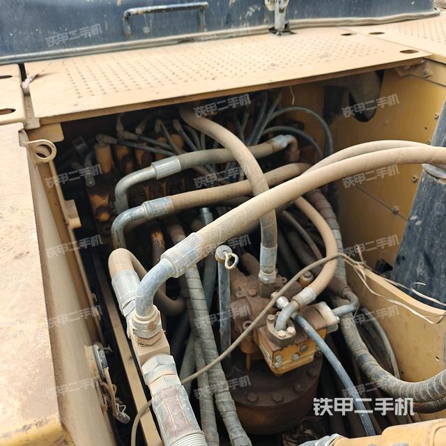 回轉(zhuǎn)馬達(dá)和主控閥(整機(jī)外觀) 回轉(zhuǎn)馬達(dá)和主控閥(整機(jī)外觀)