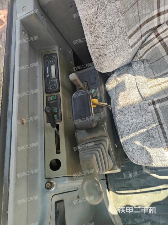 座椅右側(cè)控制臺(tái)/鑰匙門/油門/含右手柄（駕駛室部分）