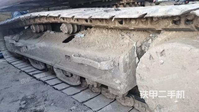 單側(cè)履帶整體(整機(jī)外觀) 單側(cè)履帶整體(整機(jī)外觀)