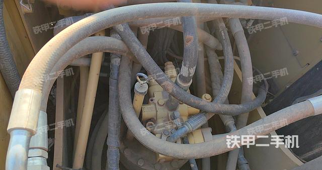 回轉(zhuǎn)馬達(dá)和主控閥（整機(jī)外觀）