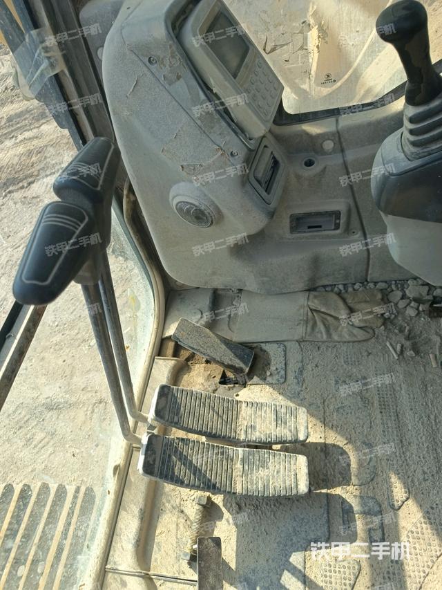 行走控制手柄和踏板?俯拍（駕駛室部分）