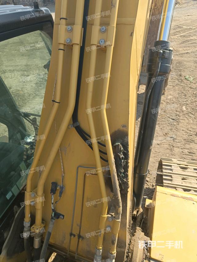 鏟斗右后整體(工作和回轉(zhuǎn)裝置) 鏟斗右后整體(工作和回轉(zhuǎn)裝置)