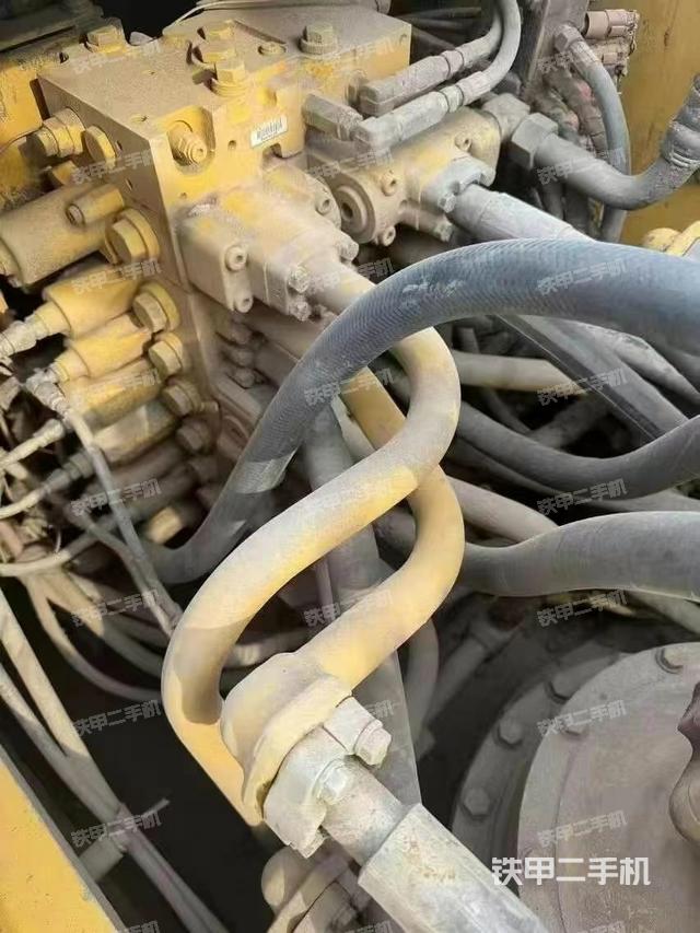 回轉(zhuǎn)馬達(dá)和主控閥(整機外觀) 回轉(zhuǎn)馬達(dá)和主控閥(整機外觀)