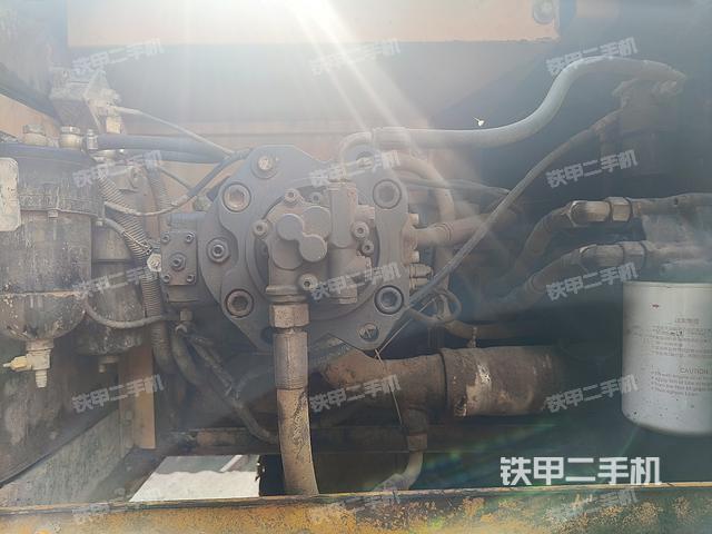 液压泵舱室正面整体（整机外观）