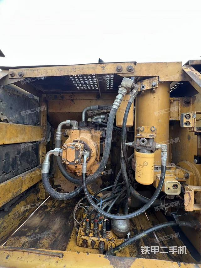 液壓泵艙室正面整體(整機外觀) 液壓泵艙室正面整體(整機外觀)
