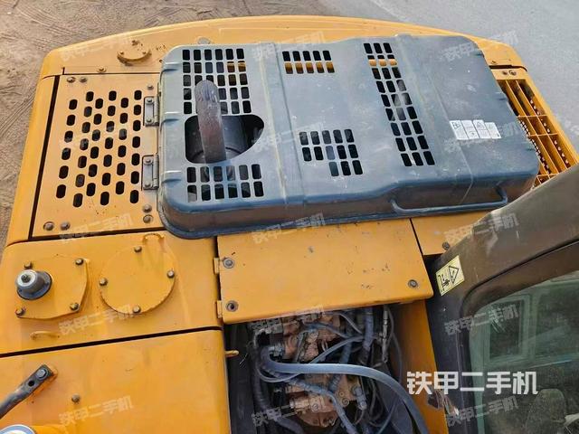 駕駛室頂部(整機(jī)外觀) 駕駛室頂部(整機(jī)外觀)